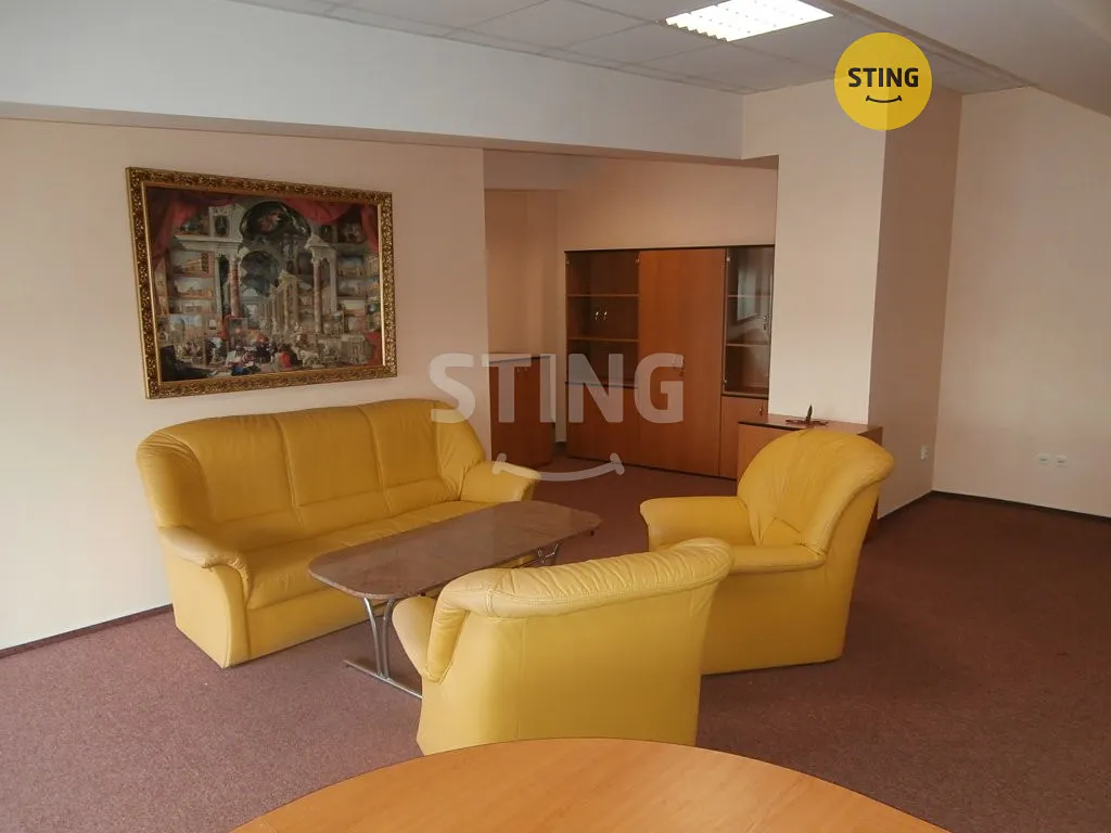 Pronájem kanceláře 412 m²